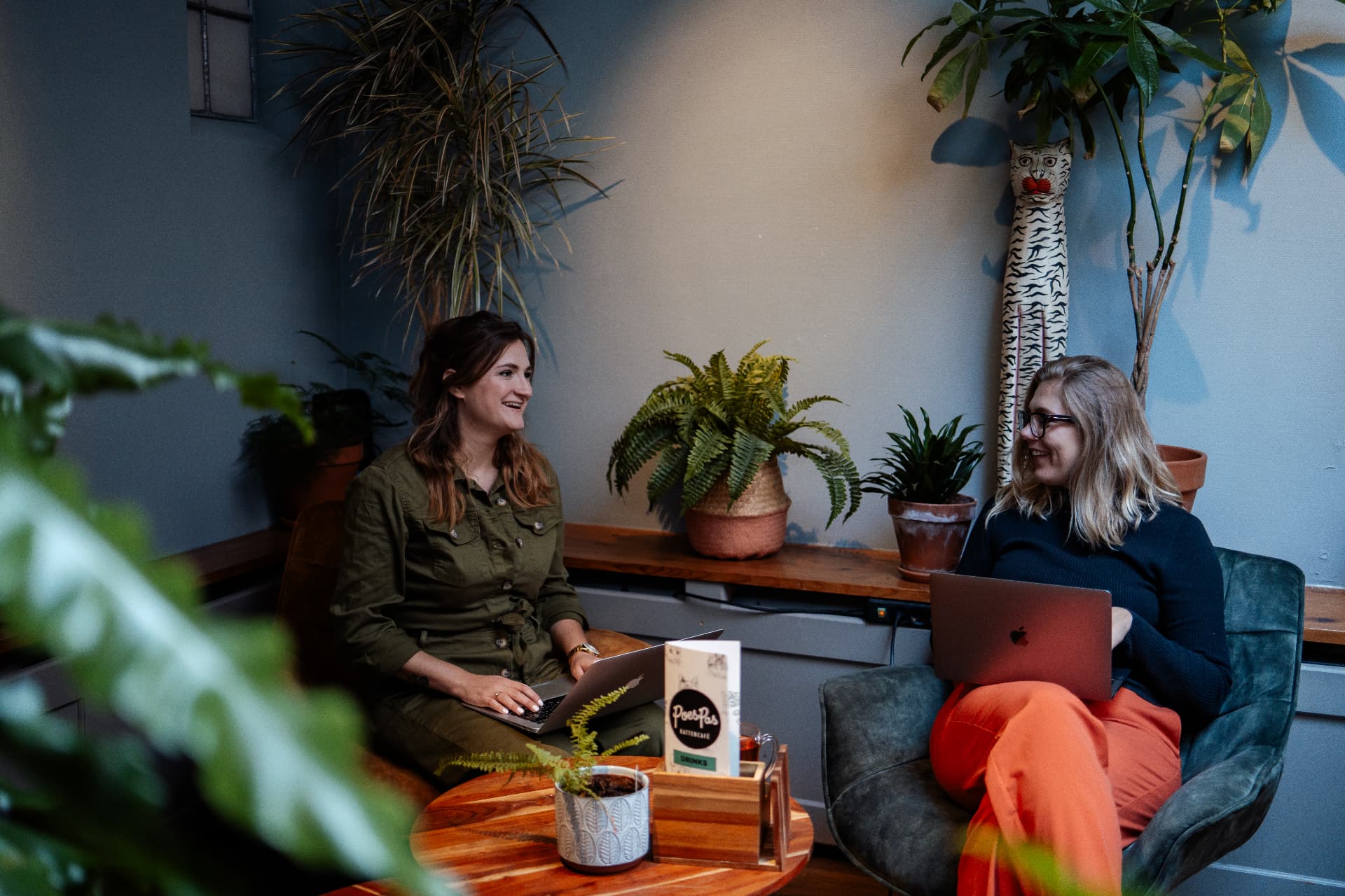 Sharah en Lisa van Veel en Ver aan het werk